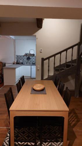 une table en bois avec une tarte dessus dans l'établissement Appartement Allées Paul Riquet, à Béziers