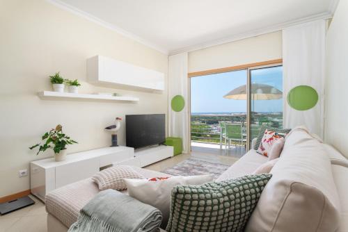 Apartment with comfortable Terrace, 2 Swimming pools & Tennis court