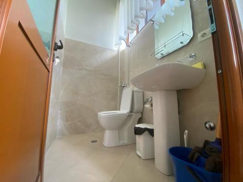een kleine badkamer met een toilet en een wastafel bij Guesthouse SELI in Berat