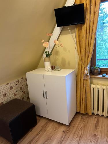 ザコパネにあるWojtowiczówkaの白いキャビネット(花付)が備わるお部屋