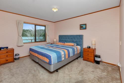 - une chambre avec un lit et une fenêtre dans l'établissement Seascape Sanctuary - Okiato Holiday Home, à Russell