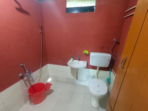 La petite salle de bains est pourvue de toilettes et d'un lavabo. dans l'établissement Ibankordor Jungle Resort, à Cherrapunji