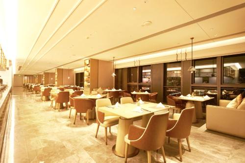 Ein Restaurant oder anderes Speiselokal in der Unterkunft Guangzhou Pazhou LN DongFang Hotel-Free shuttle between hotel and Exhibition Center during Canton Fair & Exhibitor Registration Counter 