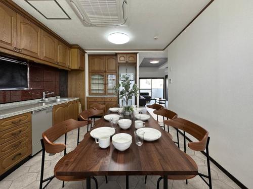 a kitchen with a wooden table and chairs at Luxes - 2Br Apt for 10ppl Very Good Location in Hijiyamachō