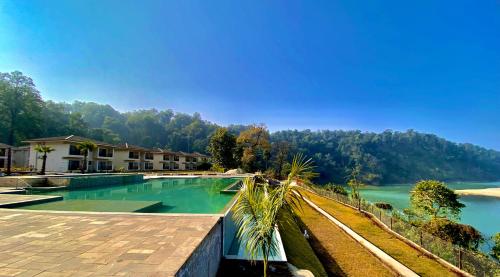 สระว่ายน้ำที่อยู่ใกล้ ๆ หรือใน Regenta Resort & Spa Chitwan Nepal