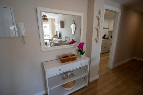 La salle de bains est pourvue d'une coiffeuse avec un miroir et un lavabo. dans l'établissement La Marina Beach 3 bedrooms Sun & Golf, à Torre de Benagalbón