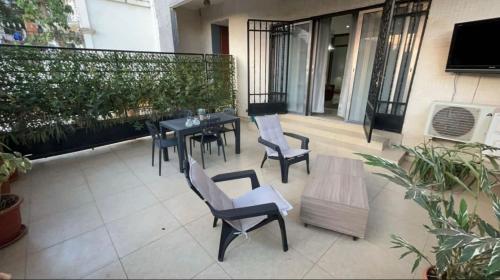 d'une terrasse avec une table et des chaises sur un balcon. dans l'établissement Vintage LOFT, à Yaoundé