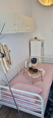 Litera con mesa en una habitación en Nivea Soares, en Lisboa