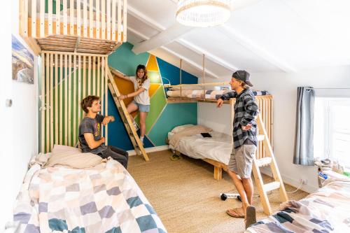 Ein Bett oder Betten in einem Zimmer der Unterkunft SURF HOSTEL BIARRITZ