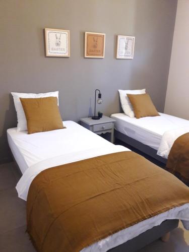 deux lits côte à côte dans une pièce dans l'établissement Maison climatisée avec piscine privée, 6 personnes, à Aiguèze