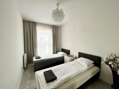 Habitación pequeña con 2 camas y ventana en Premium Apartment Oldtown Yacht Marina en Gdansk