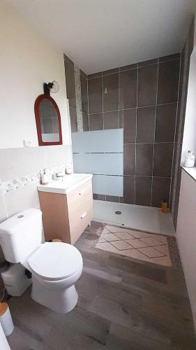 une salle de bain avec des toilettes blanches et un lavabo dans l'établissement Villa Saint Roch, à Boult-sur-Suippe