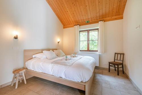 Llit o llits en una habitació de Quiet and authentic vacation property with pond