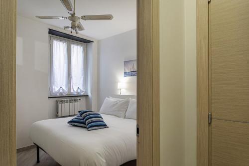 ein Schlafzimmer mit einem Bett mit zwei Kissen darauf in der Unterkunft Comfy Apartment Near the Harbor by Wonderful Italy in Genua