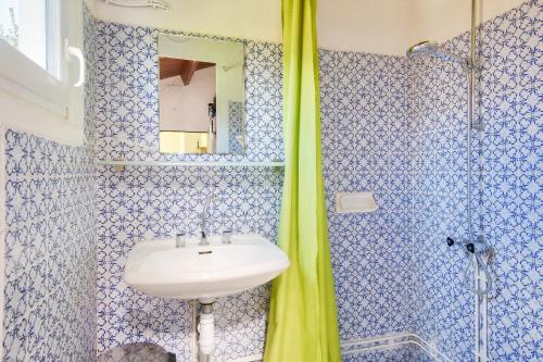 a bathroom with a sink and a shower at Loix- Ile de Ré- Maison pour 5 in Loix
