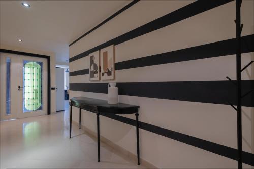 um corredor com uma parede de riscas a preto e branco em Casa del Vince em Canicattì