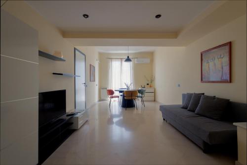 uma sala de estar com um sofá e uma mesa em Casa del Vince em Canicattì