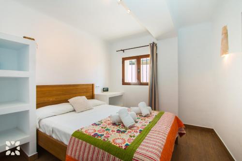 a bedroom with a bed with a colorful blanket at Villa Yelir by Abahana Villas in Calpe