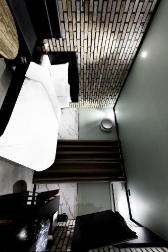 Stay 25 Hotel في سول: غرفة بسرير وسقف