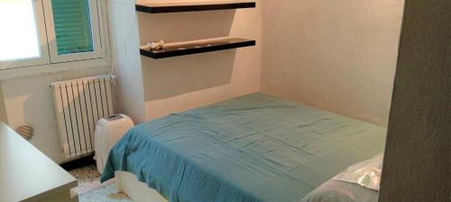 - une petite chambre avec un lit et une fenêtre dans l'établissement Casa del PesceMatto, à Imperia