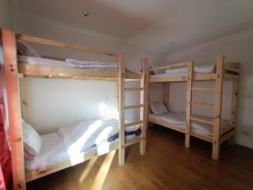 Poschodová posteľ alebo postele v izbe v ubytovaní Rumi Cafe and Stay