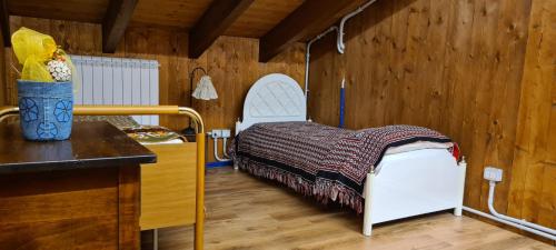 um pequeno quarto com uma cama numa parede de madeira em La collina em Tagliacozzo