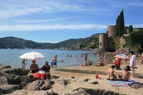 a group of people on a beach near the water at Boutique Hôtel de la Corniche d'Or in Mandelieu-la-Napoule