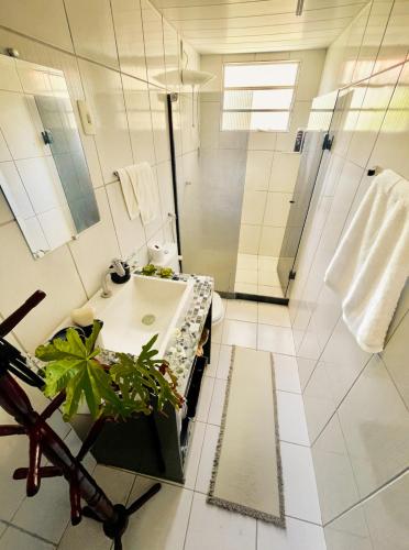 Ванна кімната в Casa com grande piscina e garagem. 5 min da Orla