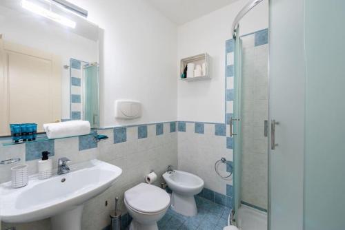 een badkamer met een wastafel, een toilet en een douche bij Tyrsova Apartment in Praag