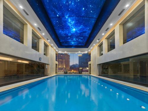 Bazén v ubytování Beijing Poly Plaza Hotel nebo v jeho okolí