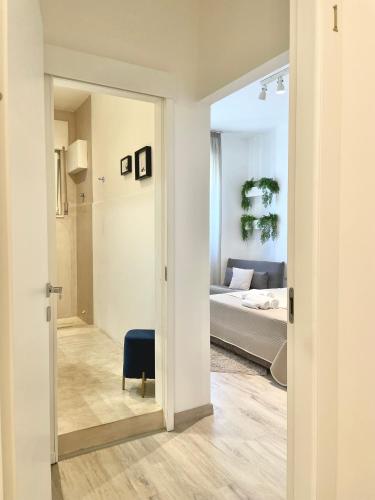 a living room with a bed and a mirror at VIATOREM Suites in Torre dell'Orso