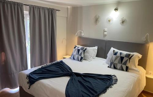 En eller flere senge i et værelse på Georgia's Apartments, Ipsos Corfu