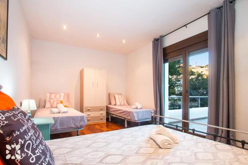 モライラにあるVilla Waterfront by Abahana Villasのベッドルーム1室(ベッド2台、窓付)