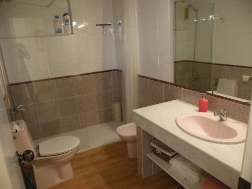 a bathroom with a sink and a toilet and a mirror at Cèntric i tranquil a 1,7 kms de Port Aventura in Salou