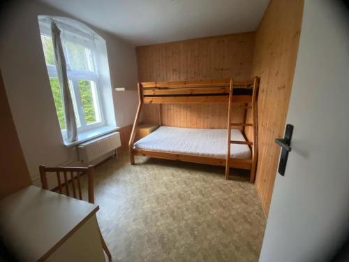Ce lit superposé se trouve dans un dortoir doté d'une fenêtre. dans l'établissement Chata Sedmikráska, à Malá Morávka