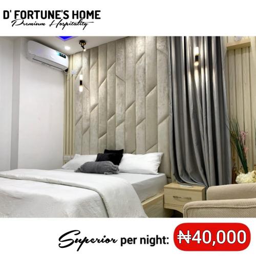 sypialnia z białym łóżkiem i ścianą w obiekcie D Fortunes Home w Asabie