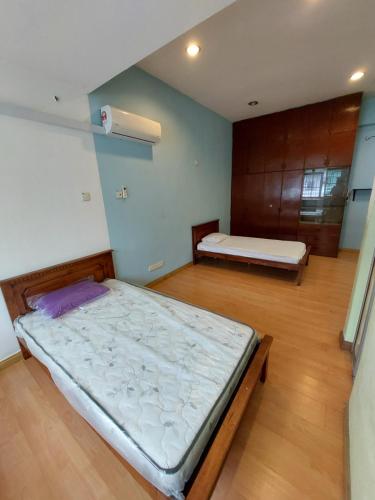 En eller flere senge i et værelse på COWA Backpacker Hostel