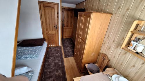 Habitación pequeña con cama pequeña y armario. en Domek u Gąsieniców 1 - pokoje gościnne, en Zakopane