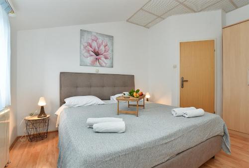 Postel nebo postele na pokoji v ubytování Apartments Biskupije 810