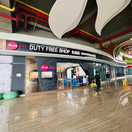 a duty free shop in a shopping mall at Seaview 2B1R 4 pax Condo Forest City 1G-2908 in Gelang Patah