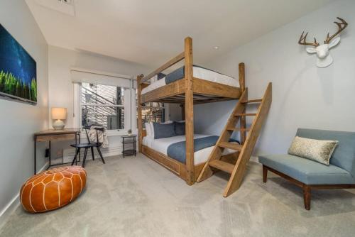 een slaapkamer met een stapelbed en een stoel bij New Listing Renovated 3BR with AC & Pool in Aspen