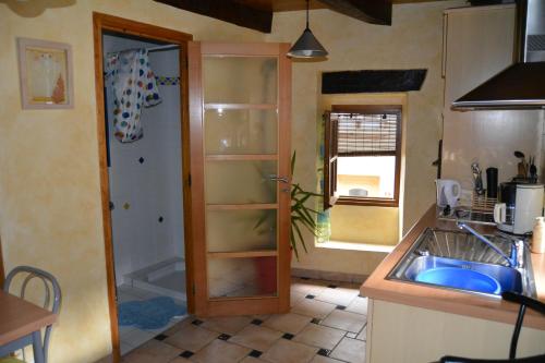 une cuisine avec un évier et un plan de travail dans l'établissement Studio cœur de village, à Estaing