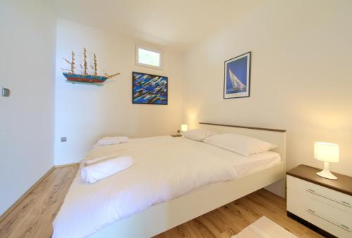 Postel nebo postele na pokoji v ubytování Villa Natura - infinity pool, magical nature and view, complete privacy - by Traveler tourist agency ID 2136