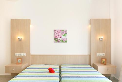 Megála KhoráfiaにあるAptera Paradise With Sea Viewのベッドルーム1室(ベッド1台、ナイトスタンド2台付)