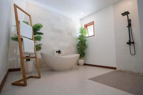 Kamar mandi di Villa Sakura Nusa Dua