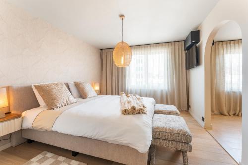 ein Schlafzimmer mit einem großen Bett und einem Sofa in der Unterkunft Maison Noomi in Knokke-Heist