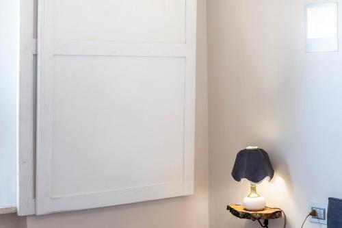 a room with a mirror and a lamp on a table at Il risveglio del Poggio in Castiglione dʼOrcia