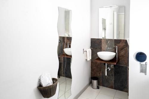 a bathroom with two sinks and a mirror at Il risveglio del Poggio in Castiglione dʼOrcia