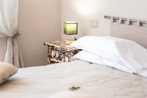 a bedroom with a bed and a table with a lamp at Il risveglio del Poggio in Castiglione dʼOrcia