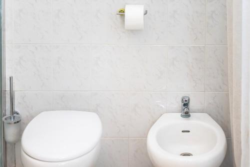a white toilet and a bidet in a bathroom at Il risveglio del Poggio in Castiglione dʼOrcia